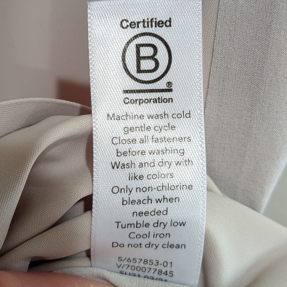 Athleta Womens Urbanite Tank Size M Beige Sleeveless Button Down Travel Blouse - Picture 9 of 12